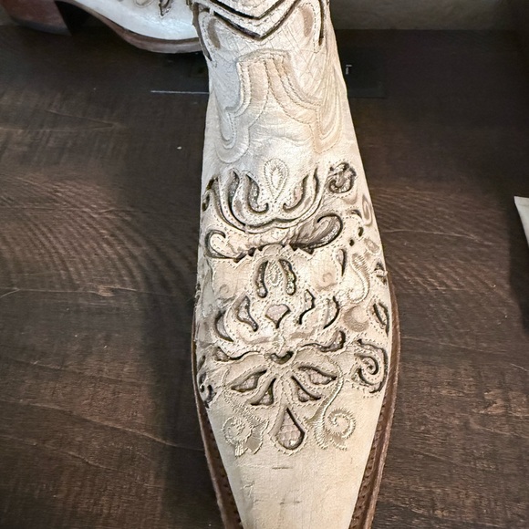 Embroidered Cream Western Cowgirl Boots - Picture 5 of 10
